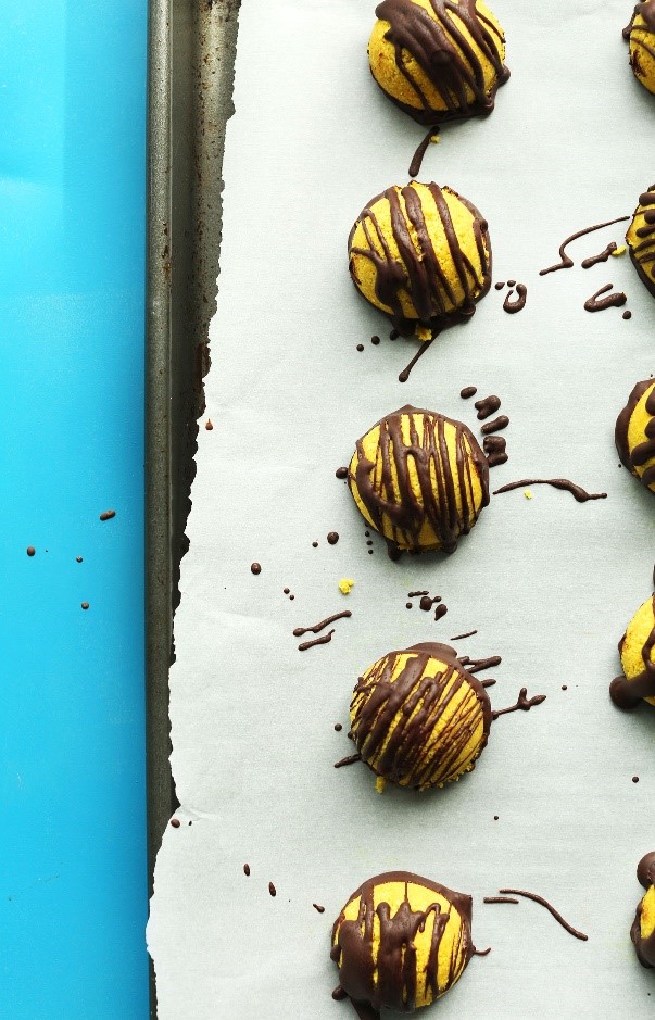 MACARONS RAW DE COCO E CURCUMA